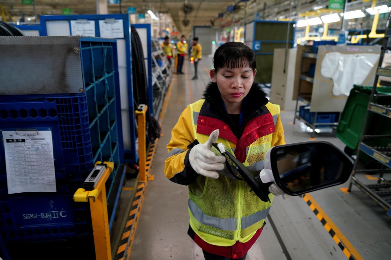 Cluster Industrial - Empleados de GM y dhl trabajan en conjunto en planta de China