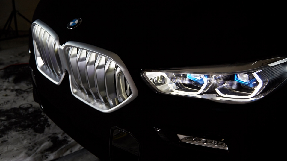 Cluster Industrial - BMW revela un auto casi tan oscuro como un agujero negro