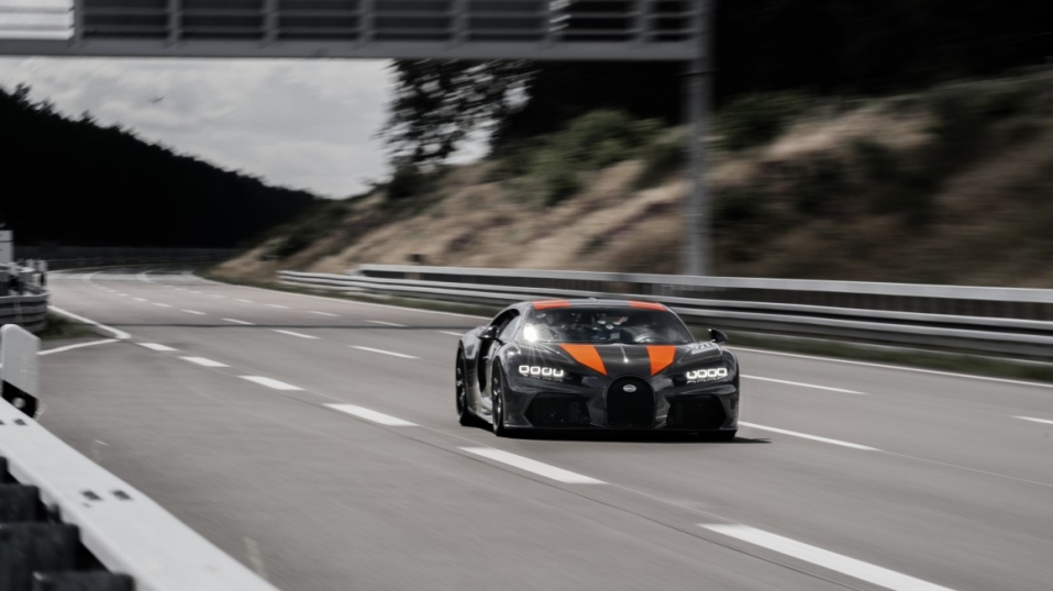 Cluster Industrial - Bugatti rompió el récord de velocidad: más de 300 millas por hora