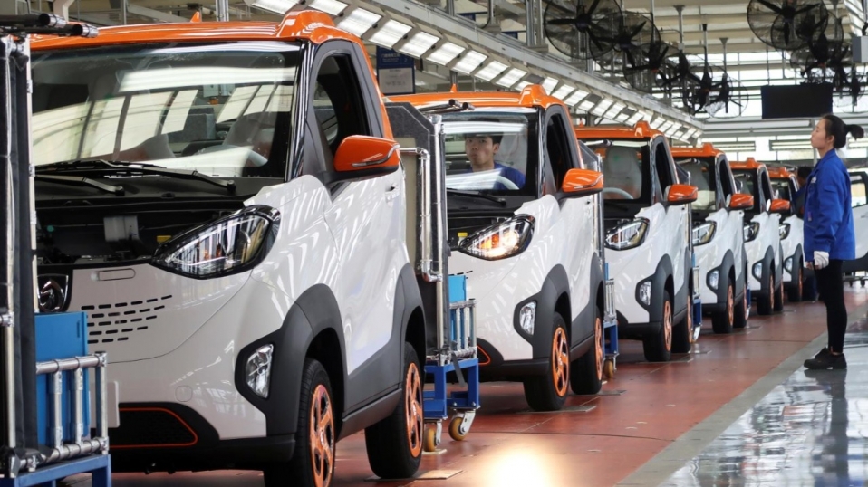 Cluster Industrial - China reduciría su producción de automóviles eléctricos