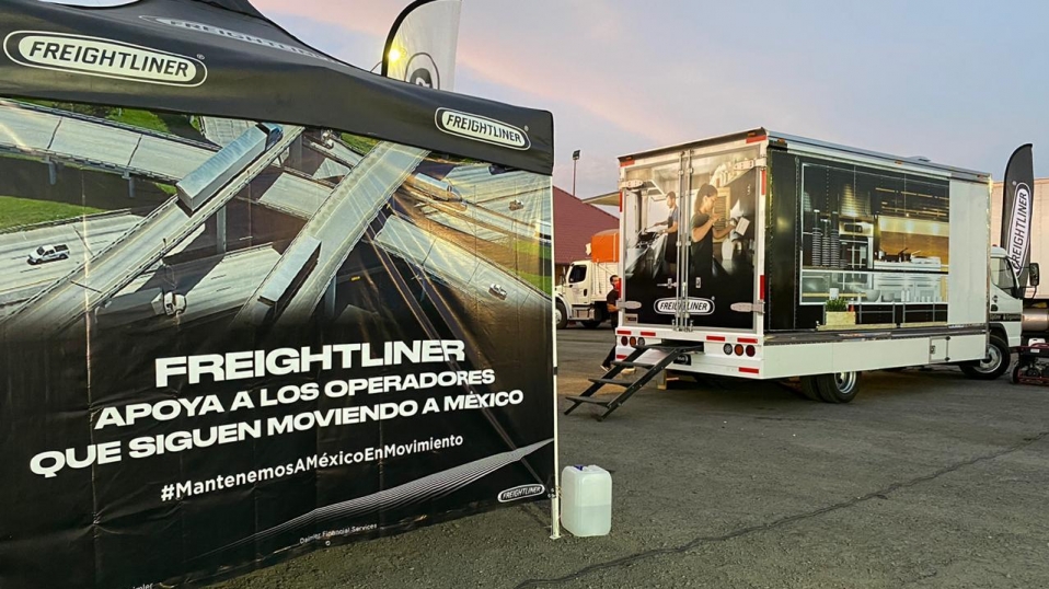 Cluster Industrial - Freightliner entrega kits de apoyo para la contingencia a transportistas mexicanos