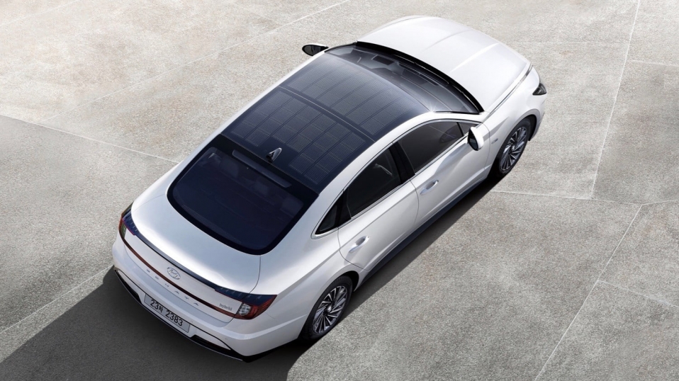 Cluster Industrial - Hyundai lanza el primer auto con celdas solares en el techo