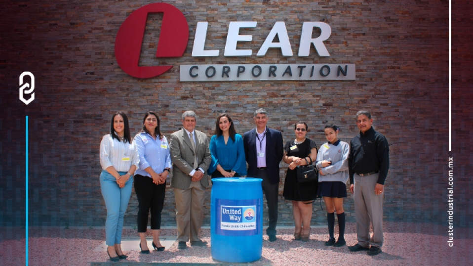 Cluster Industrial - Lear Corporation y Fondo Unido Chihuahua donan líquido sanitizante para estudiantes