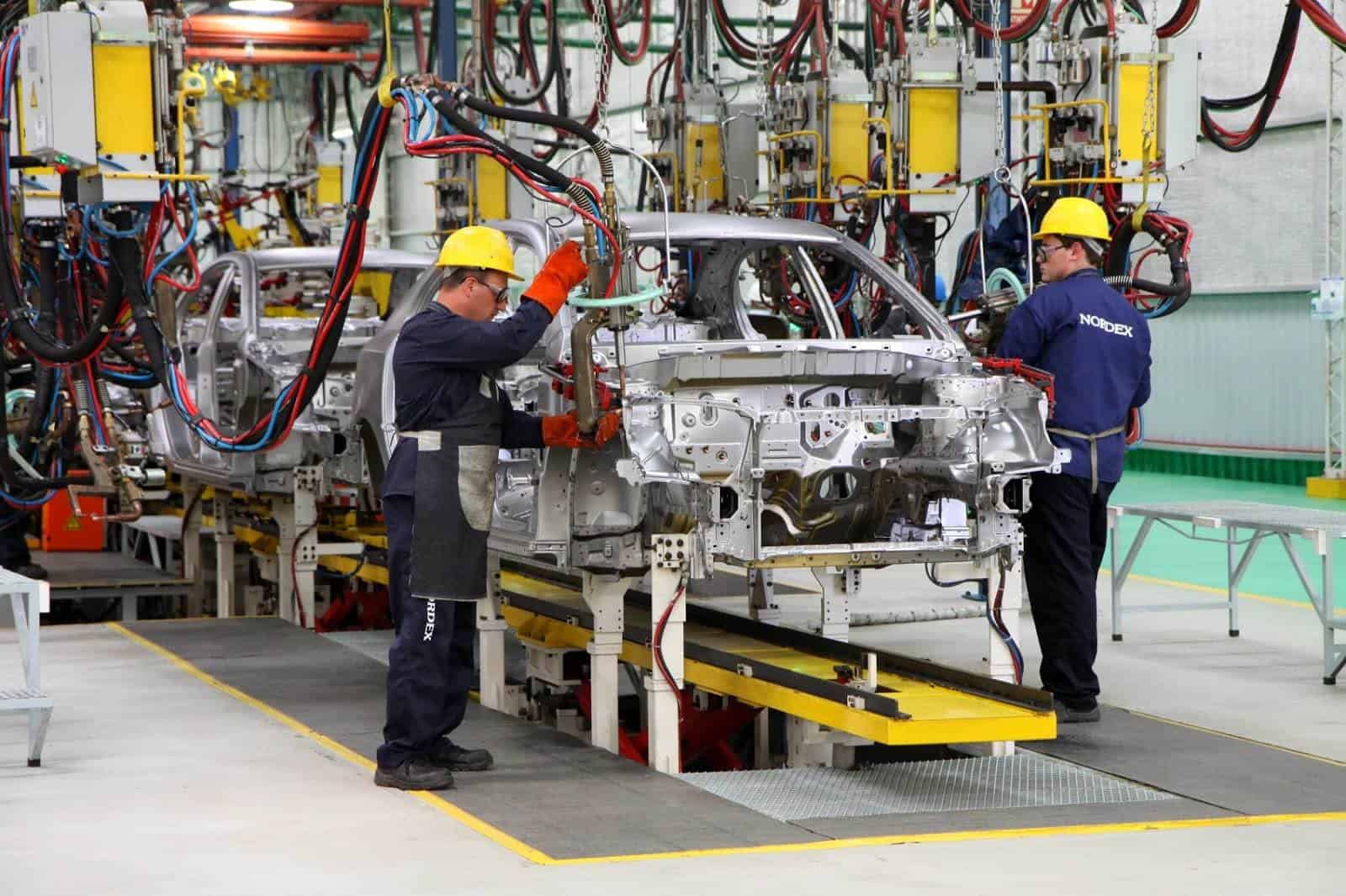Cluster Industrial - Cae 6.9% venta de autos ligeros: Amia 